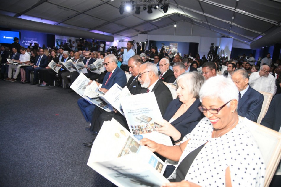 Reconocen trayectoria de doce periodistas en libro de Banreservas