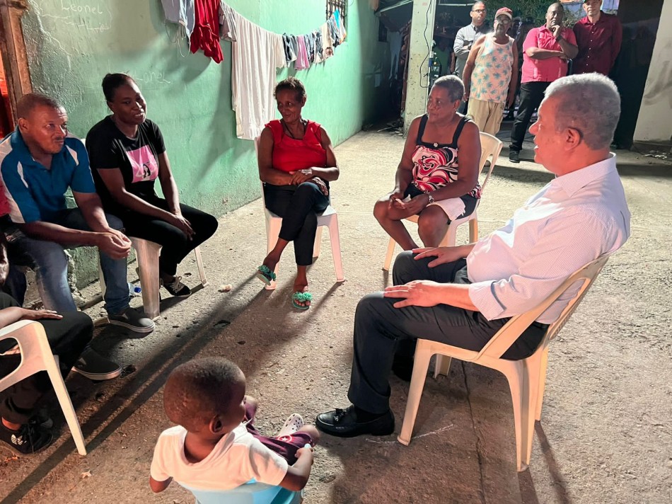 Leonel visita sector Villa Duarte, sin avisar, para conversar con residentes