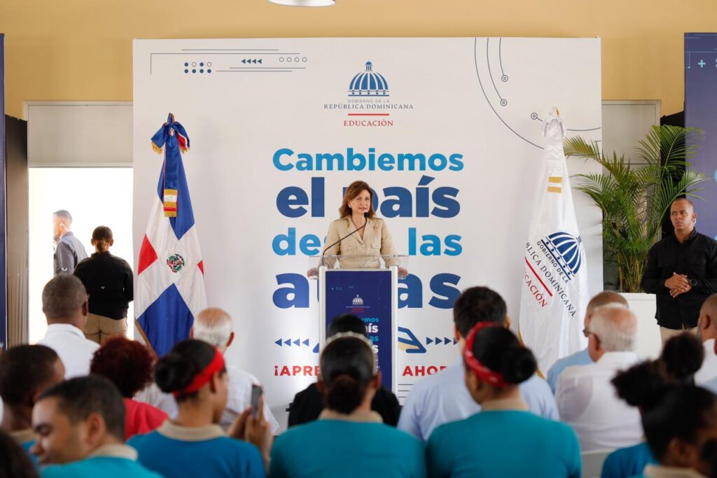 Vicepresidenta entrega polit&eacute;cnico y obras deportivas en Neiba