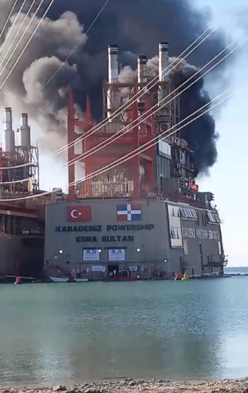 Fuego afecta barcaza que opera en Los Negros, en Azua