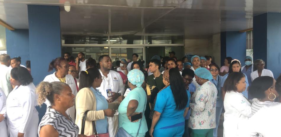 Personal de salud protesta en la Maternidad de Los Mina en contra de presunta privatizaci&oacute;n