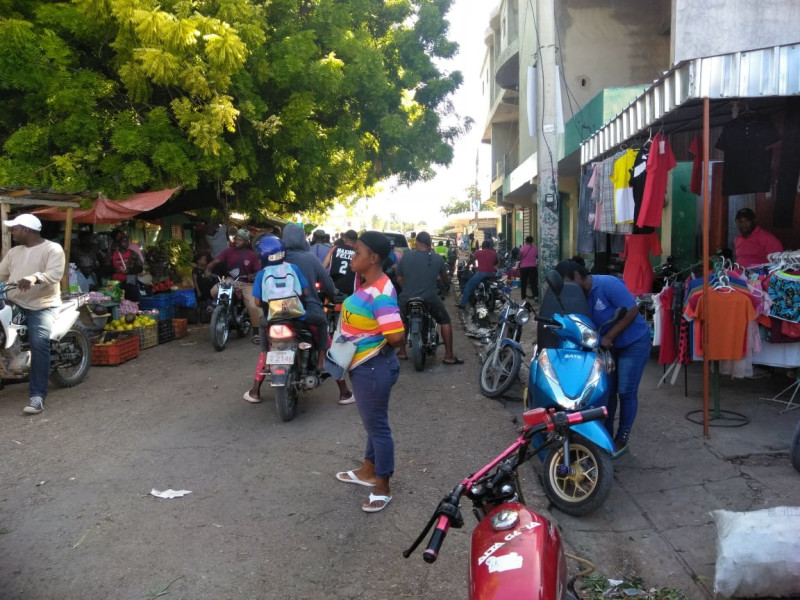 Haitianos llegaron ayer al mercado de Pedernales