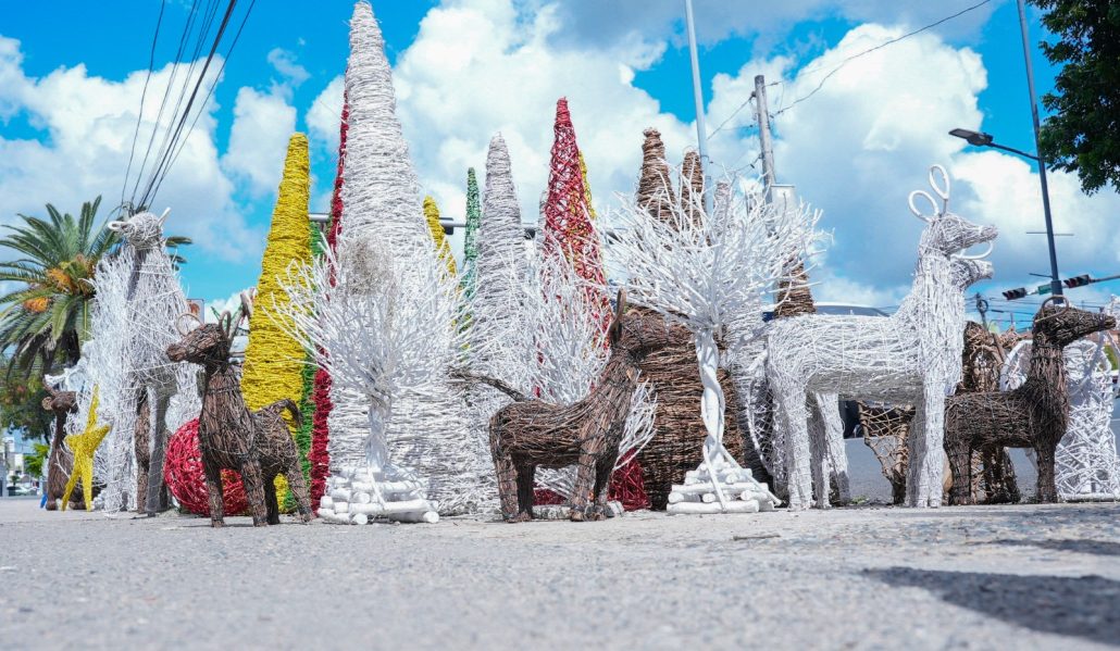 Los Charamicos, distintivo navide&ntilde;o que adorna la avenida Churchill, entre ventas lenta