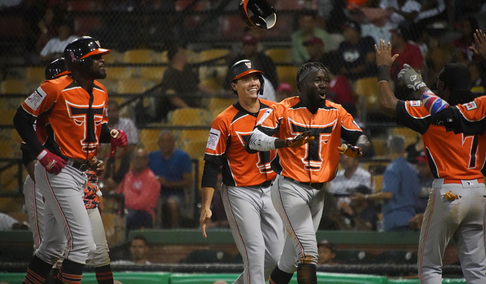 Los Toros triunfan sobre el Escogido 5-4