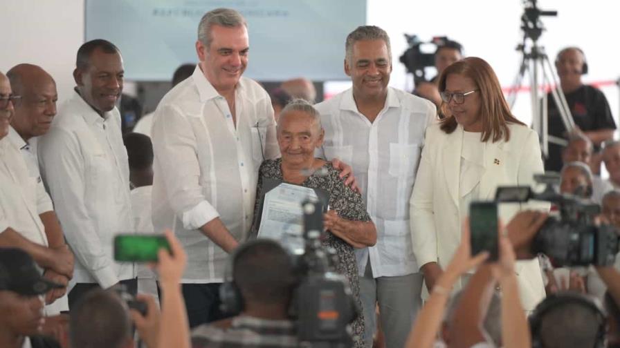 Presidente Abinader entrega 1,188 t&iacute;tulos de propiedad en El&iacute;as Pi&ntilde;a y Dajab&oacute;n