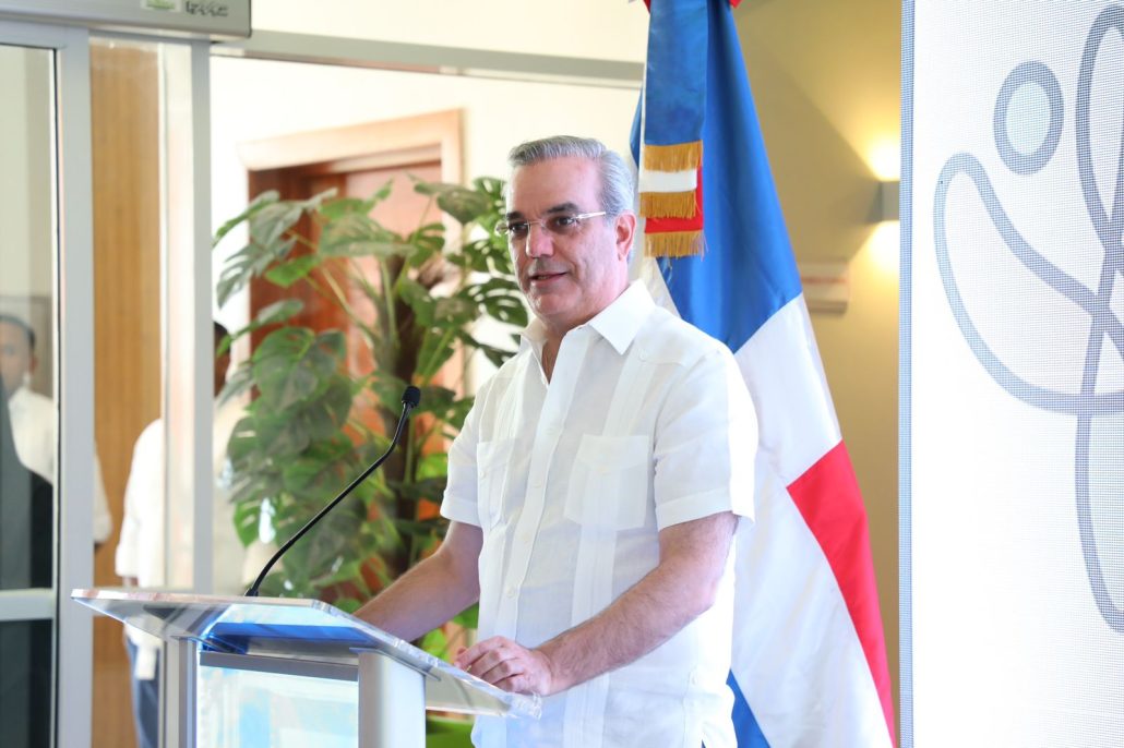 Presidente Abinader inaugura CAID en SDE y anuncia unidades de atenci&oacute;n terap&eacute;utica