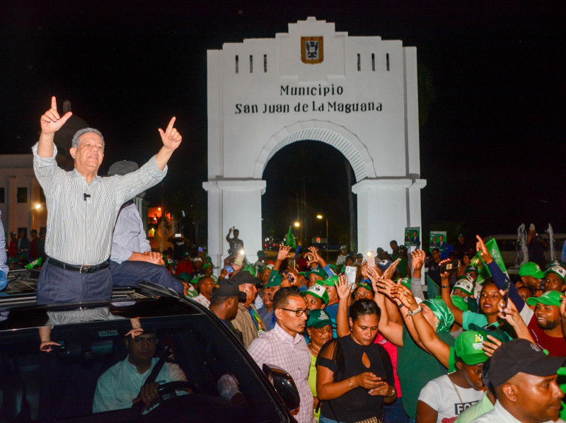 Caravana multitudinaria de Leonel Fern&aacute;ndez en San Juan