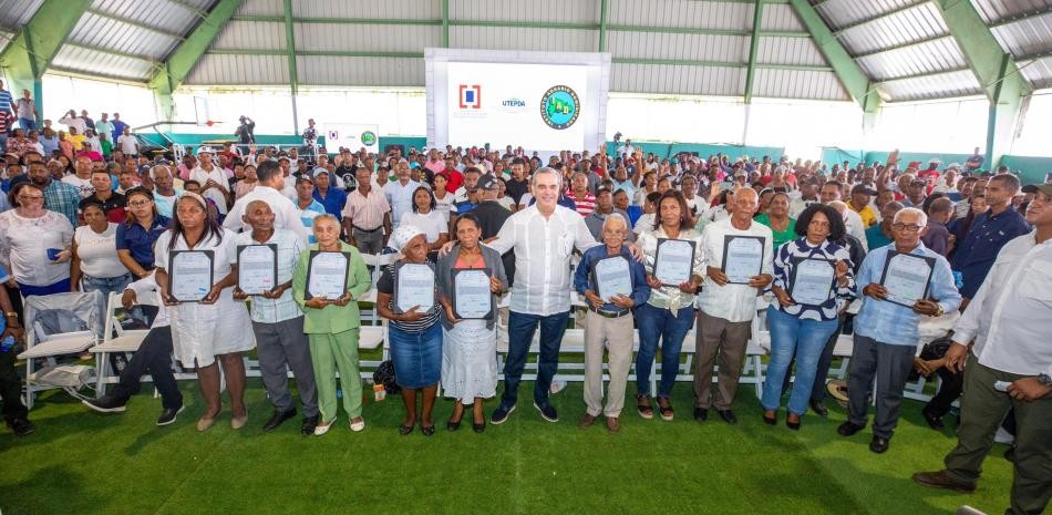 Abinader entrega 1,188 t&iacute;tulos de propiedad en El&iacute;as Pi&ntilde;a y Dajab&oacute;n