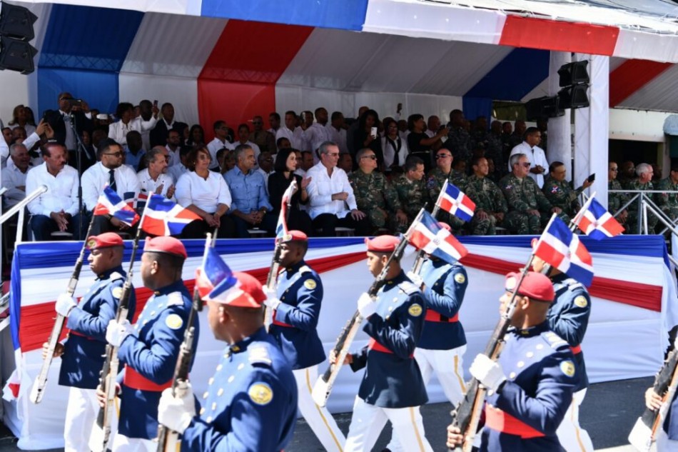 Abinader encabeza desfile c&iacute;vico-militar por 179 aniversario de la Constituci&oacute;n