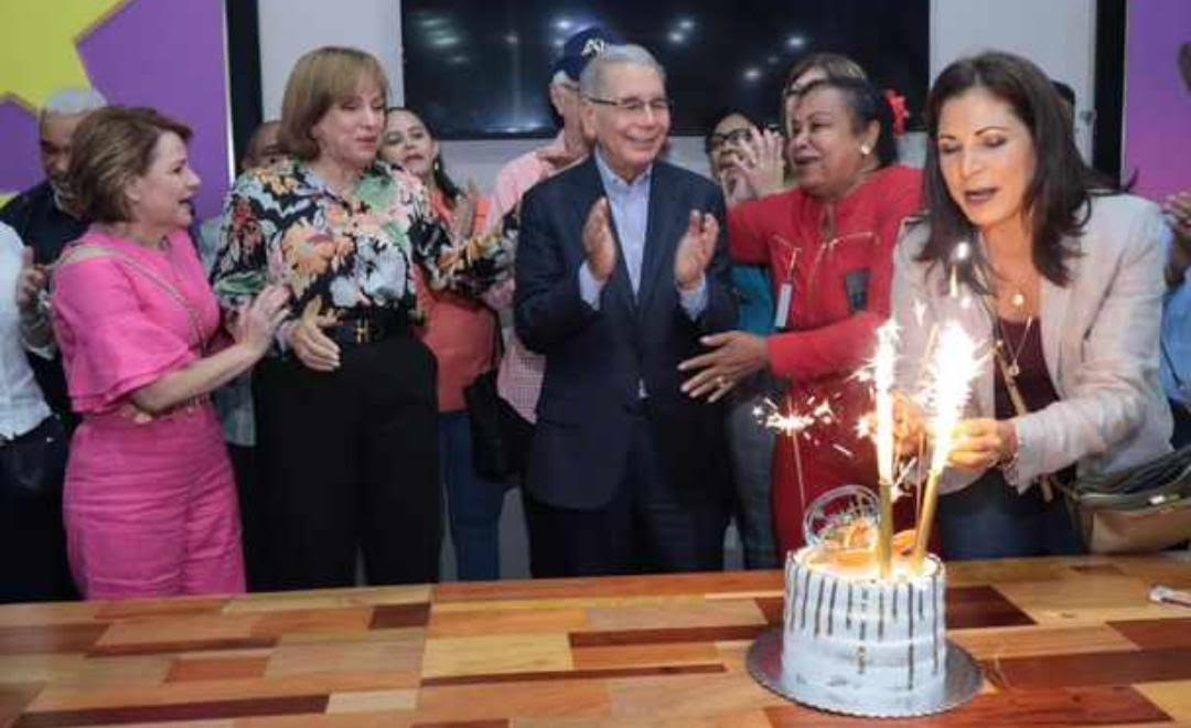Dirigentes del PLD sorprenden a Danilo y le celebran cumplea&ntilde;os