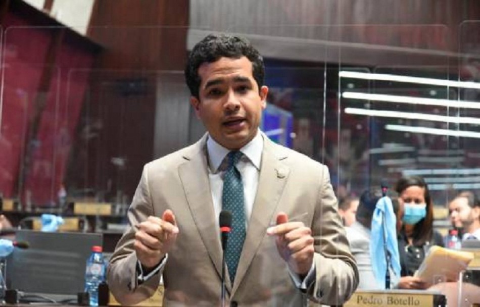 Omar Fern&aacute;ndez anuncia su candidatura a senador por el Distrito Nacional