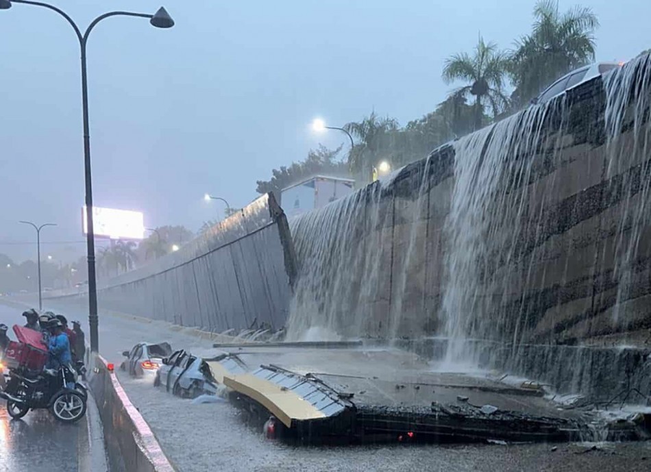 Colapsa pared en paso a desnivel de la 27 de Febrero con Máximo Gómez