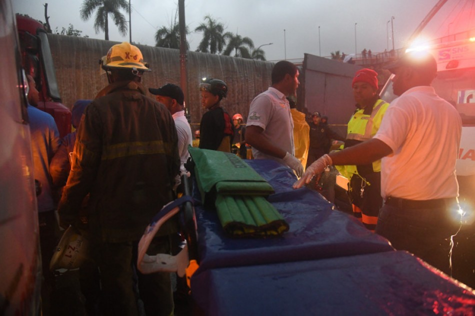 Al menos ocho fallecidos por derrumbe de pared en desnivel de la avenida 27 de Febrero