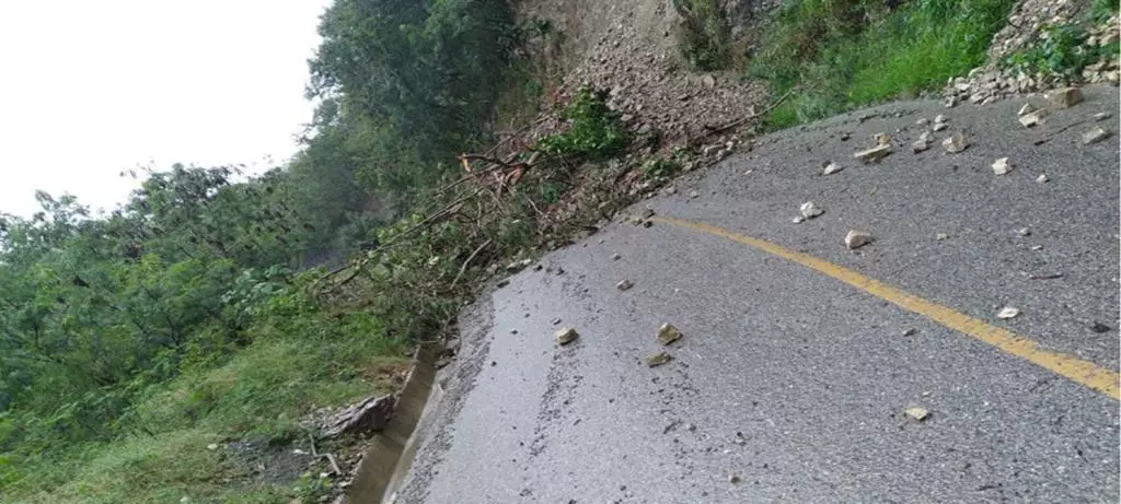 Comunidad en Ocoa incomunicada tras deslizamiento de tierra