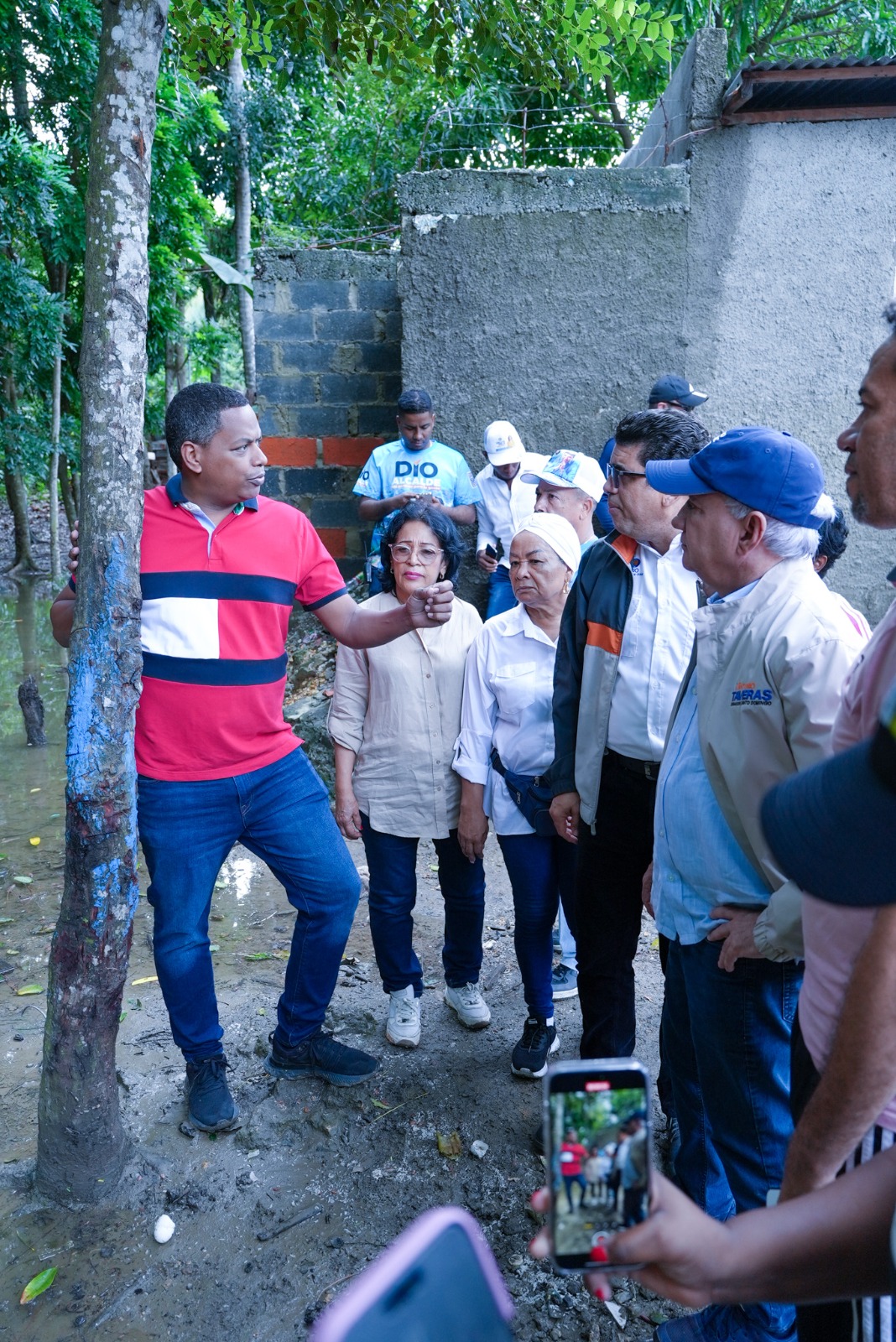 El Diputado Bol&iacute;var Valera &ldquo;El Boli&rdquo; responde con solidaridad y accion a los afectadas  por el disturbio tropical en Santo Domingo Este.