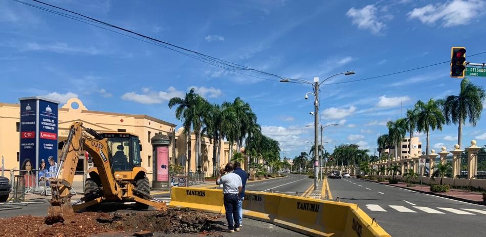 Se registra socavón en intersección de avenidas Dr. Delgado y México provocando gran taponamiento