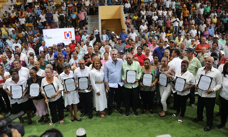 Abinader entrega títulos y obras en la región este del país