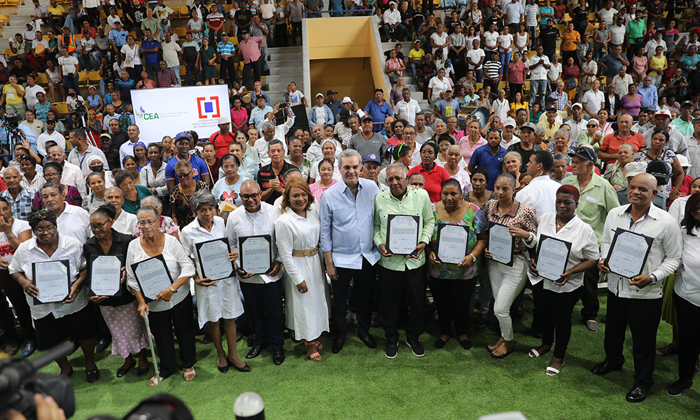 Abinader entrega t&iacute;tulos y obras en la regi&oacute;n este del pa&iacute;s