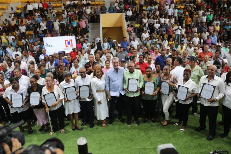 Abinader inaugura más de 1,000 títulos de propiedad en beneficio de 4 mil personas en SPM