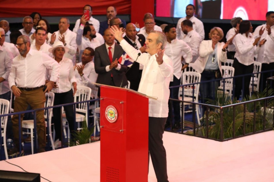PRSC proclama a Abinader y a Raquel Pe&ntilde;a como sus candidatos; el mandatario sonr&iacute;e y lo respalda