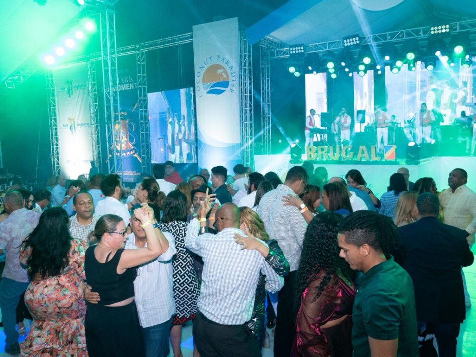 Los Hermanos Rosario y Chiquito Team Band amenizaron “Encendido de luces 2023” de Coconut Paradise