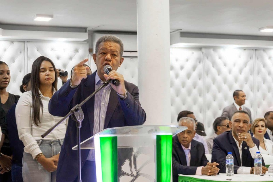 Leonel Fern&aacute;ndez felicita al presidente electo del CARD, Trajano Vidal Potentini