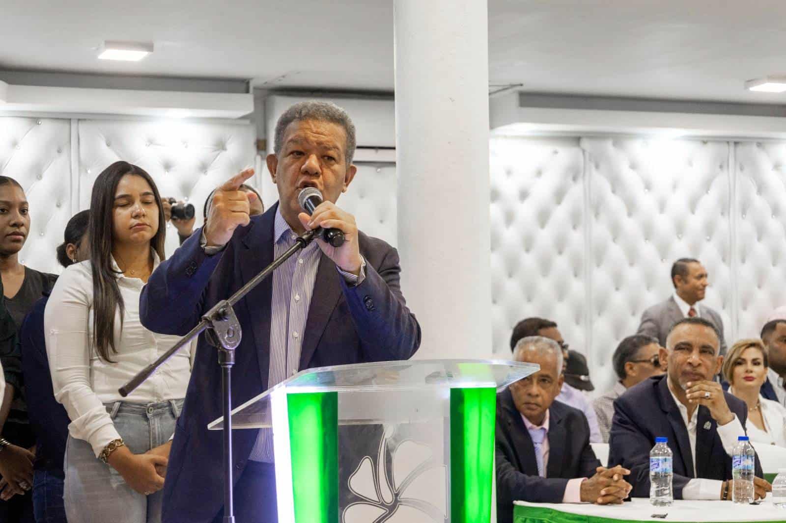 Leonel Fern&aacute;ndez felicita al presidente electo del CARD, Trajano Vidal Potentini