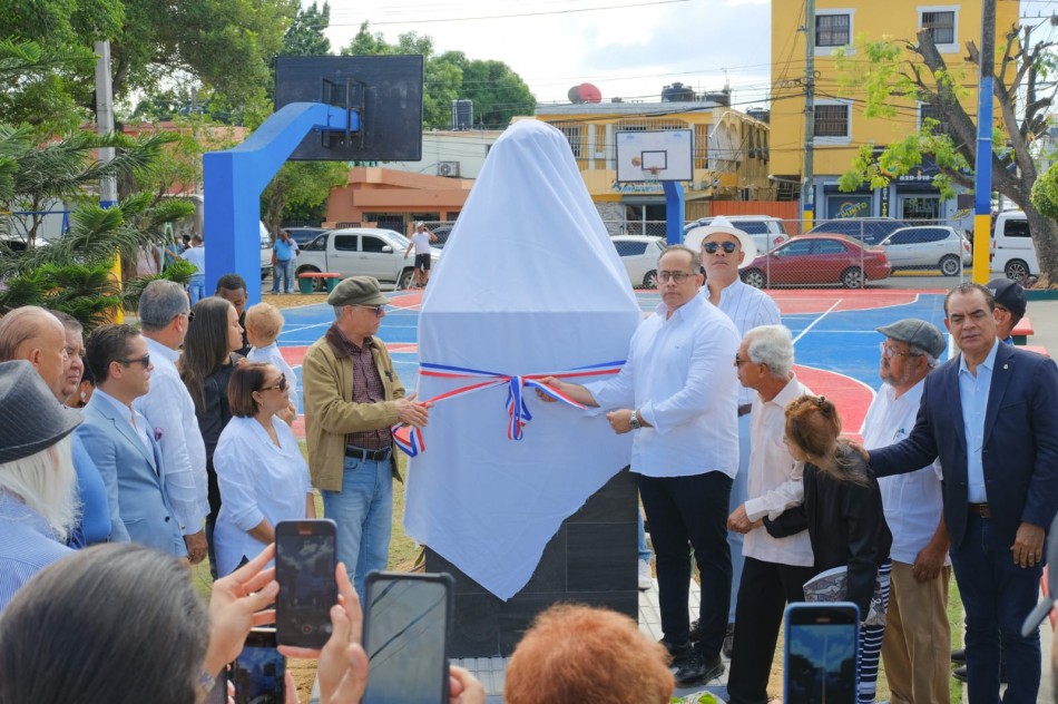 Alcalde Manuel Jim&eacute;nez develiza busto y un gigantesco mural en honor al ilustre pintor Ram&oacute;n Oviedo