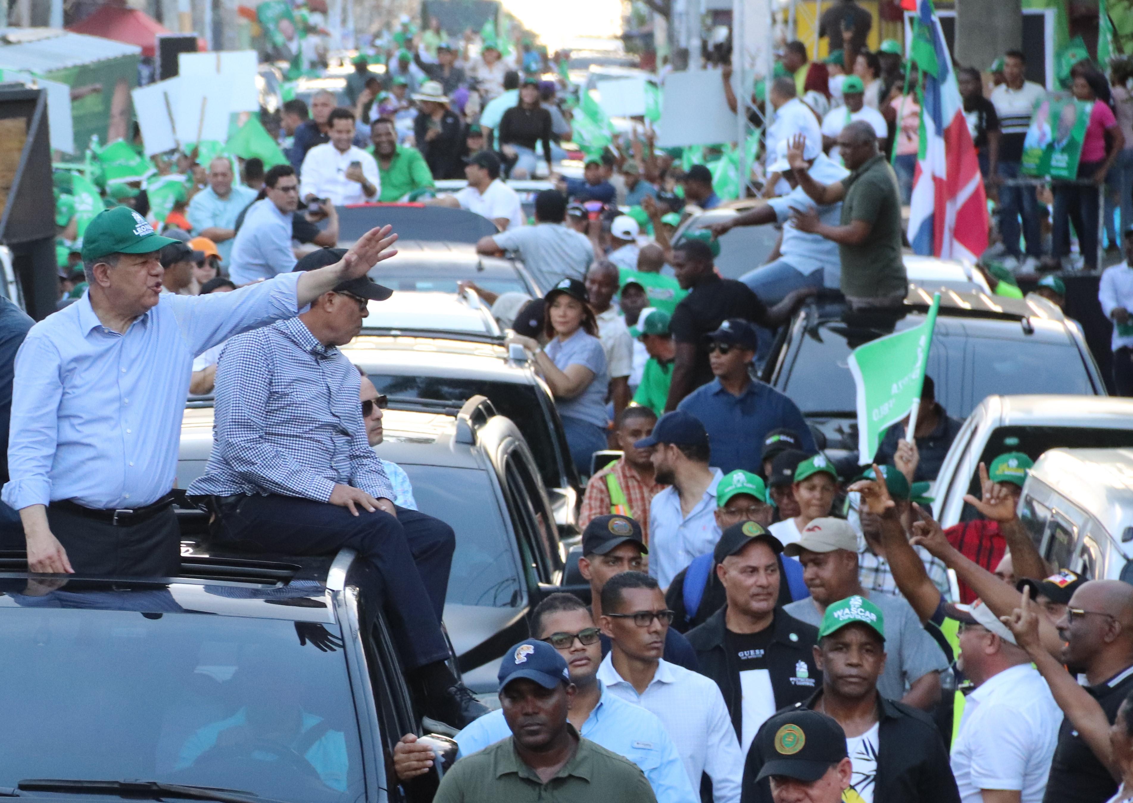 Junto con Leonel Fern&aacute;ndez y la FP, peledeistas y de otros partidos recorren barrios del DN y SDE 