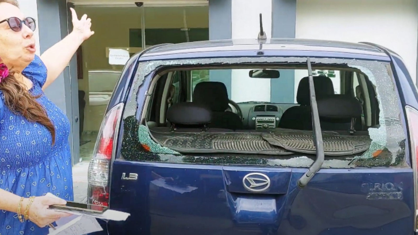Mujer denuncia delivery de Pedidos Ya&rdquo;, rompi&oacute; cristal de su veh&iacute;culo  