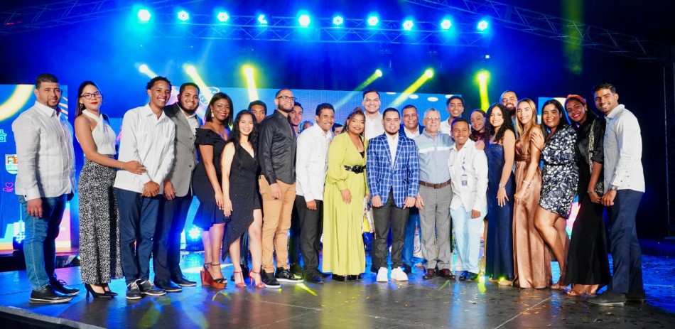 Alcalde Manuel Jiménez entrega Premio Municipal de la Juventud 2024