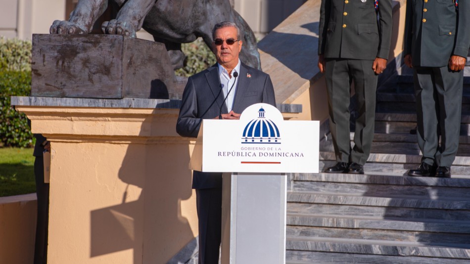 Abinader encabeza acto de homenaje a la Bandera