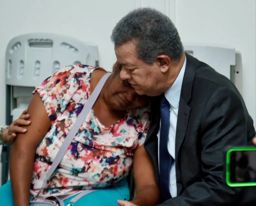 Leonel Fern&aacute;ndez visita el Hospital Pedi&aacute;trico Robert Reid Cabral