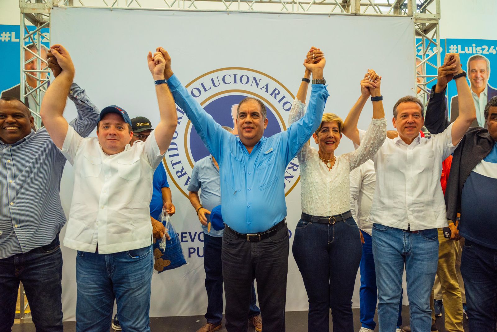 Paliza y Ito Bison&oacute; juramenta a exdiputado Javier Clark y decenas de dirigentes del PLD