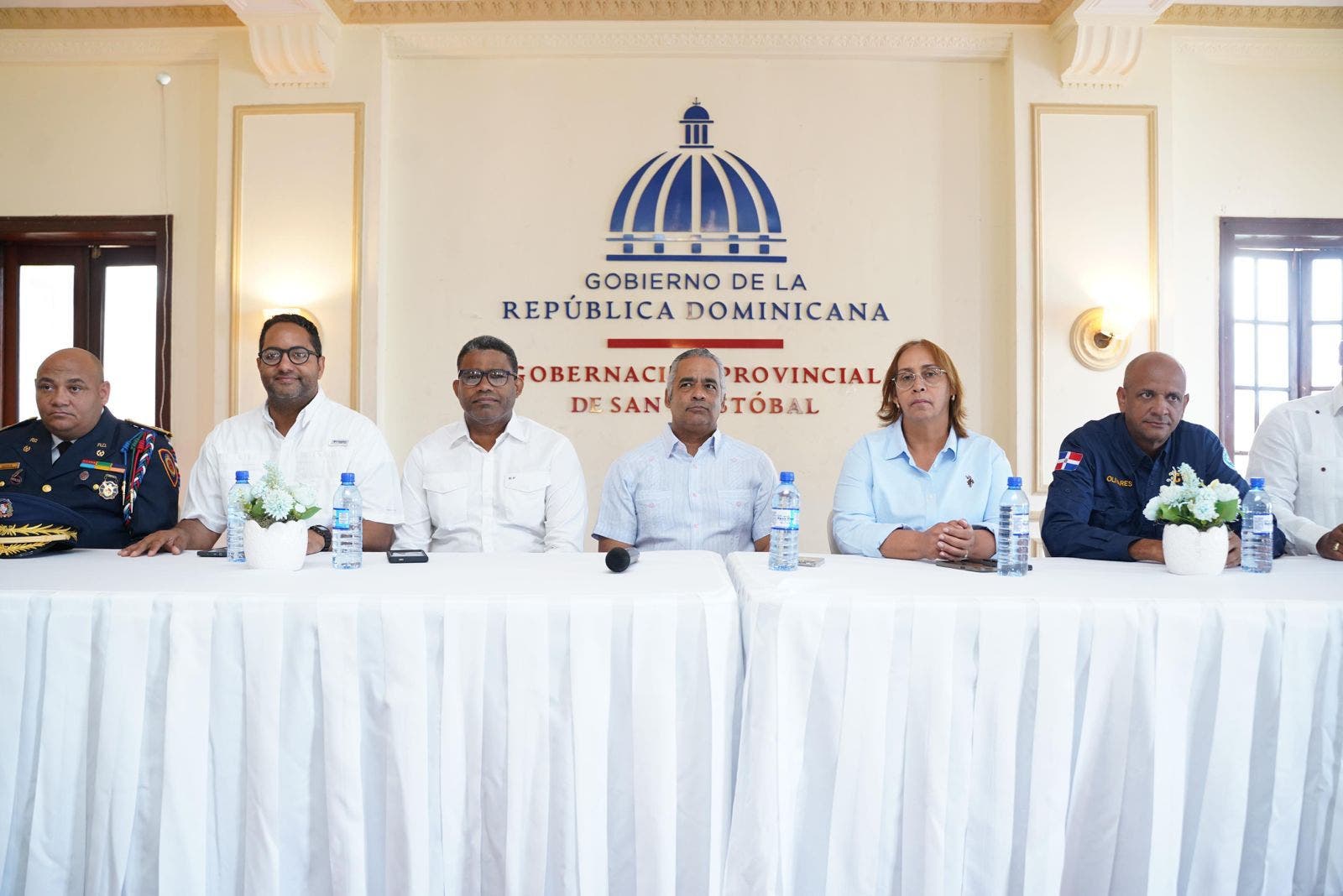 Gobierno entrega bono a socorristas y agentes de trabajaron en siniestro de San Crist&oacute;bal