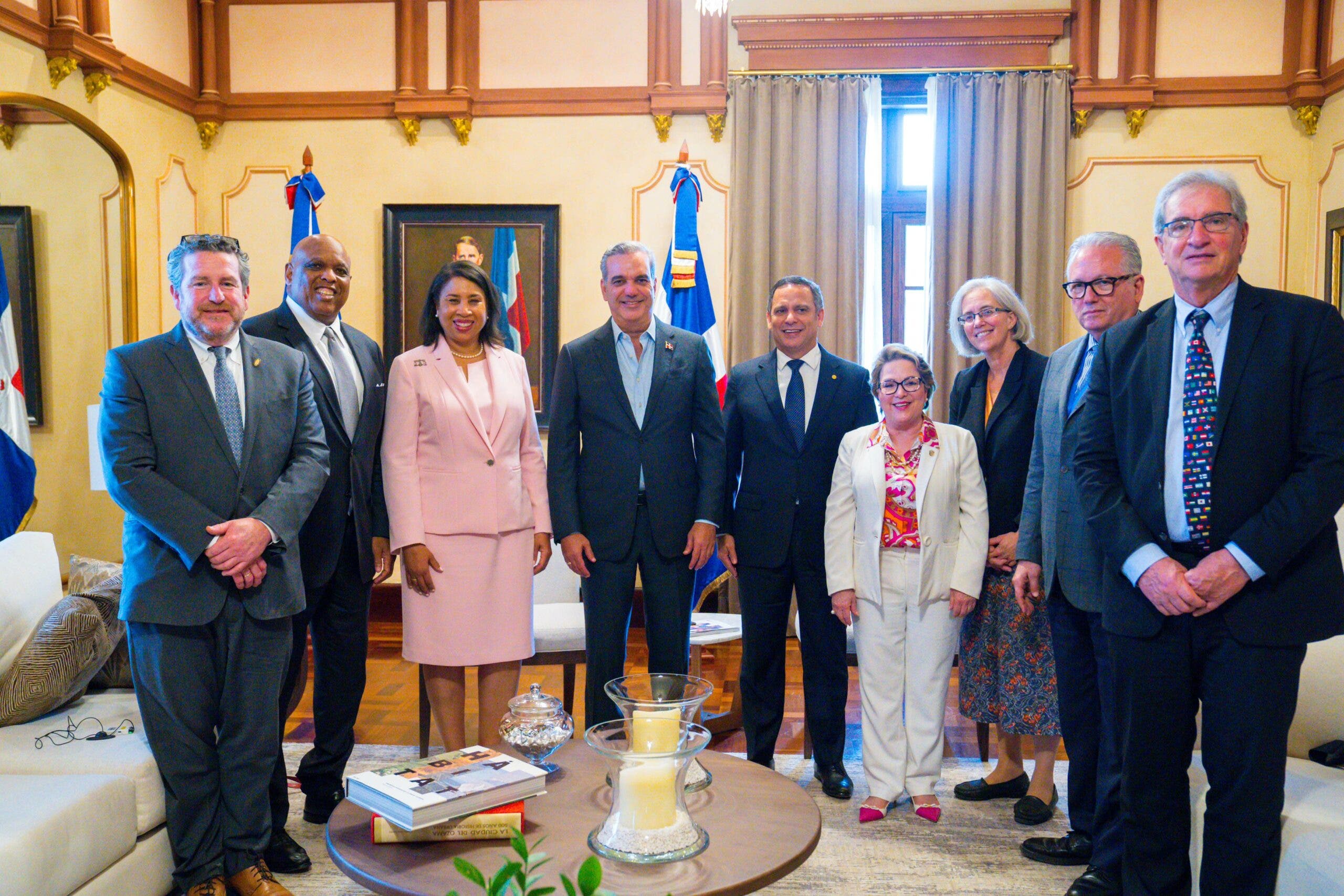Abinader recibe visita de cortes&iacute;a de Luis Henry Molina