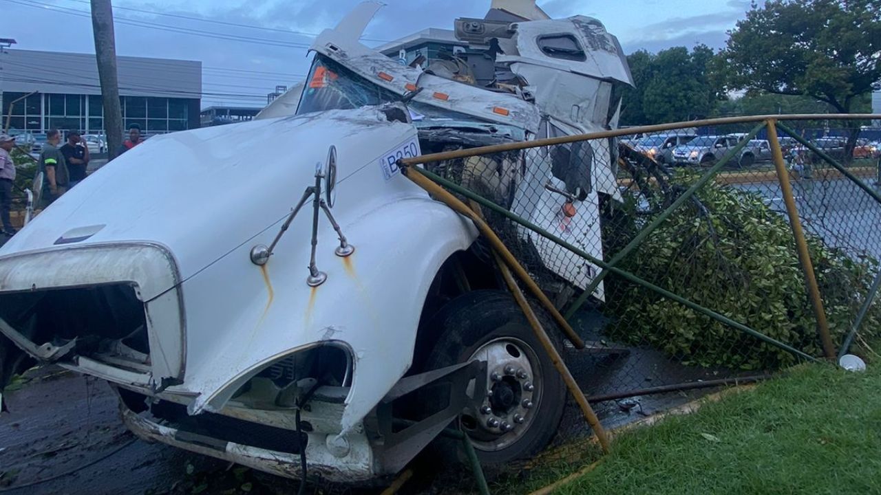 Chofer sale ileso tras aparatoso accidente