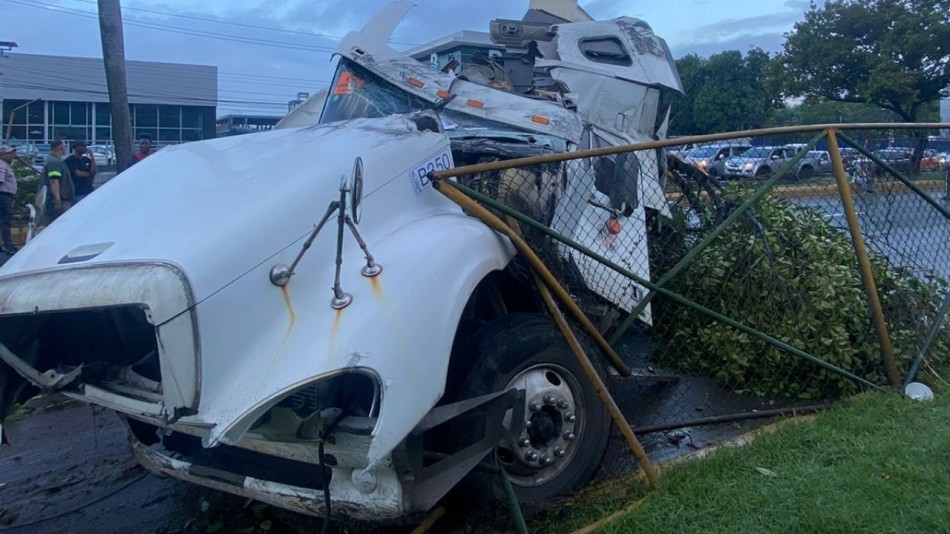 Chofer sale ileso tras aparatoso accidente