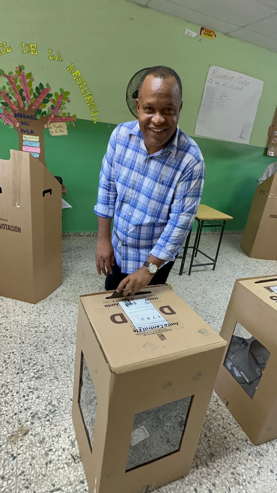 Regidor Felito Rodr&iacute;guez vota en un ambiente tranquilo