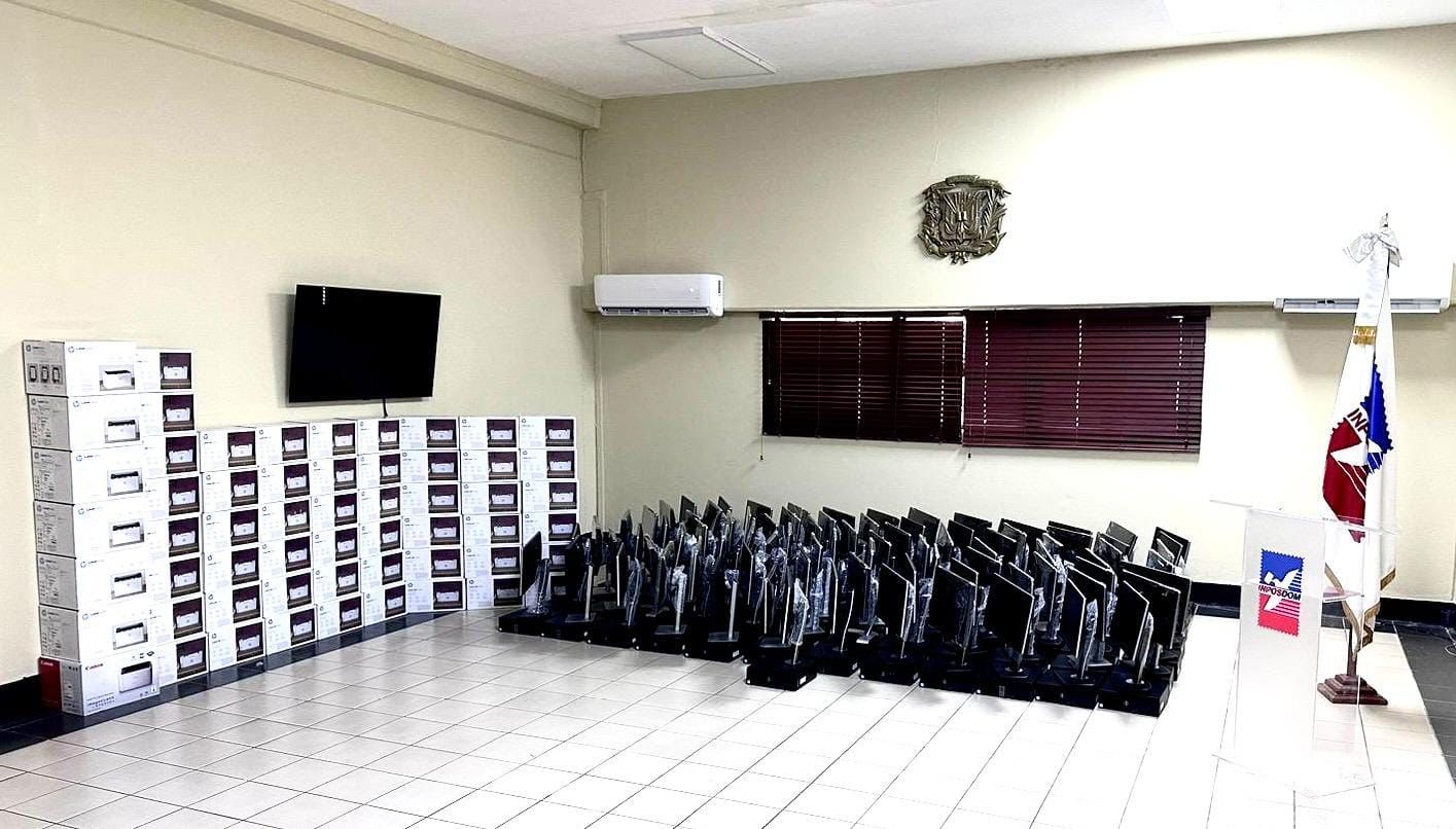 INPOSDOM recibe donaci&oacute;n de equipos electr&oacute;nicos de la Uni&oacute;n Postal Universal