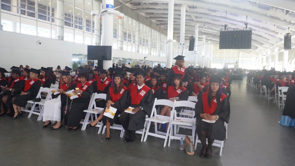 Rector de UNEV motiva a profesionales adaptarse cambios del futuro en Graduaci&oacute;n 68  