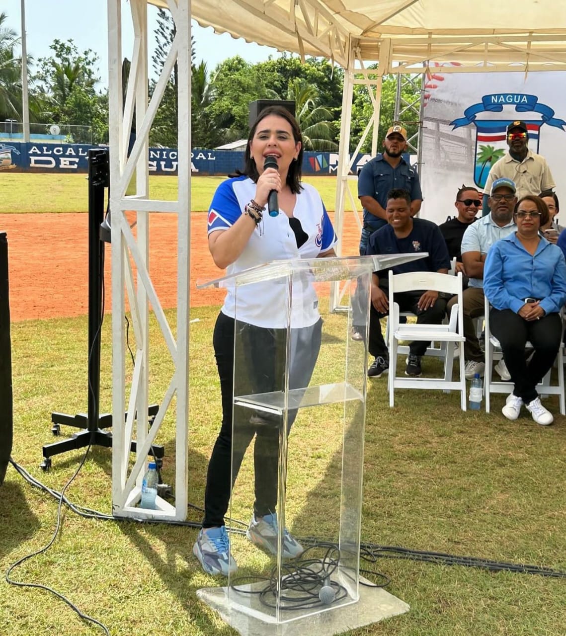 Karilyn Chabebe participa en la inauguraci&oacute;n del Cuarto Torneo de B&eacute;isbol U15 Nagua