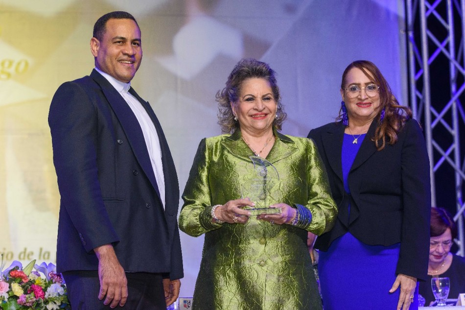 Reconocen a Alexandra Izquierdo en la 78ª graduación del Colegio Santo Domingo