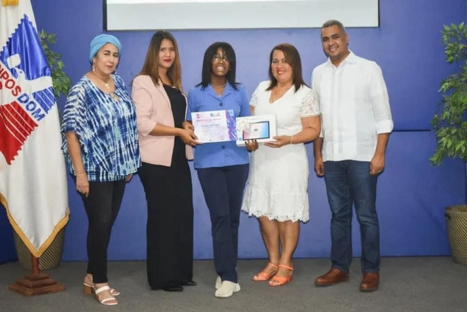 Director del INPOSDOM realiza la entrega de reconocimientos y premios a los participantes del 53&deg; Concurso Internacional Juvenil de Composiciones Epistolares