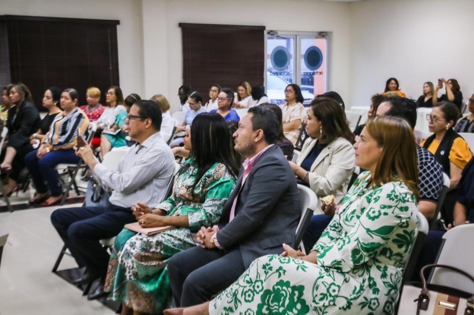 Pastoral de la Mujer de la Mesa de Di&aacute;logo lleva a cabo  conferencia enfocada en los retos y desaf&iacute;os de la  sociedad actual