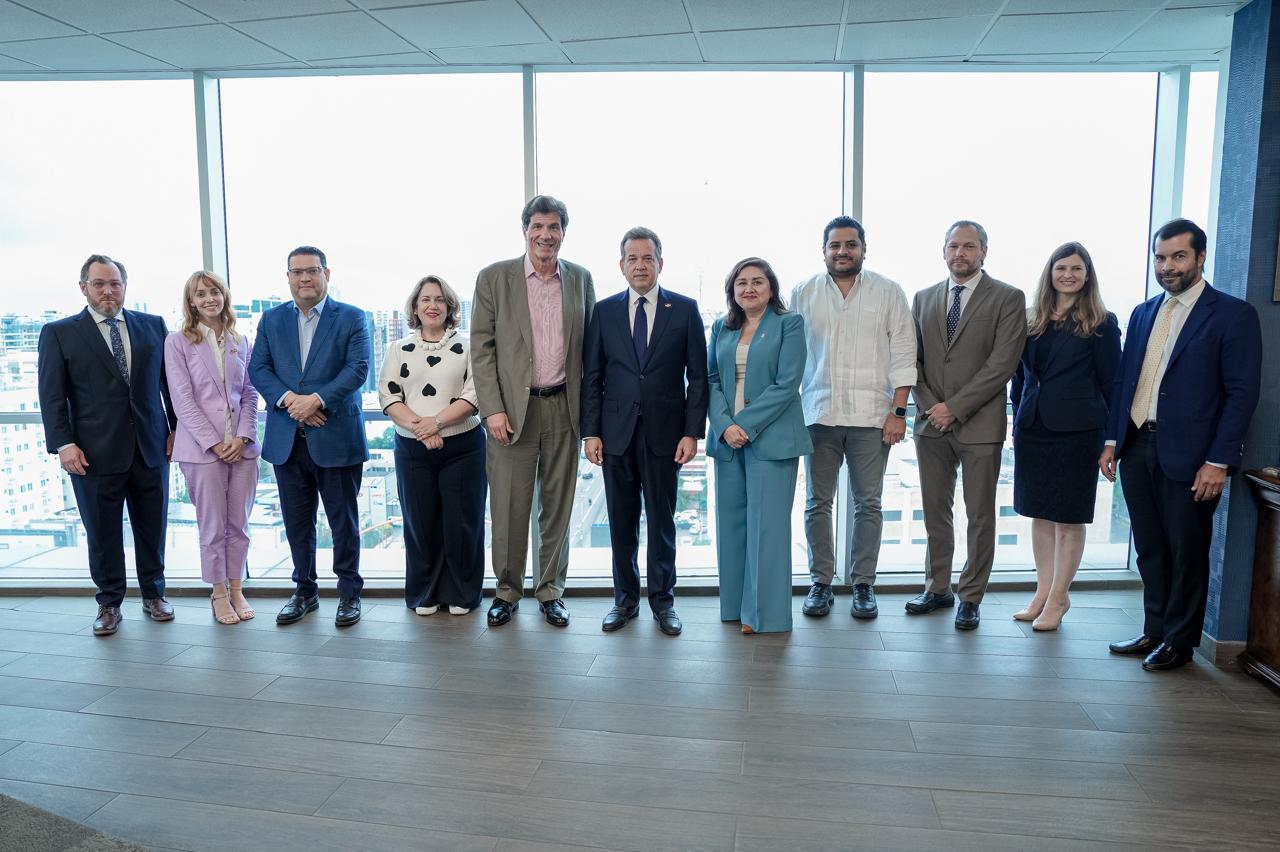Ministro Bison&oacute; recibe visita del Subsecretario de Estado de EE.UU