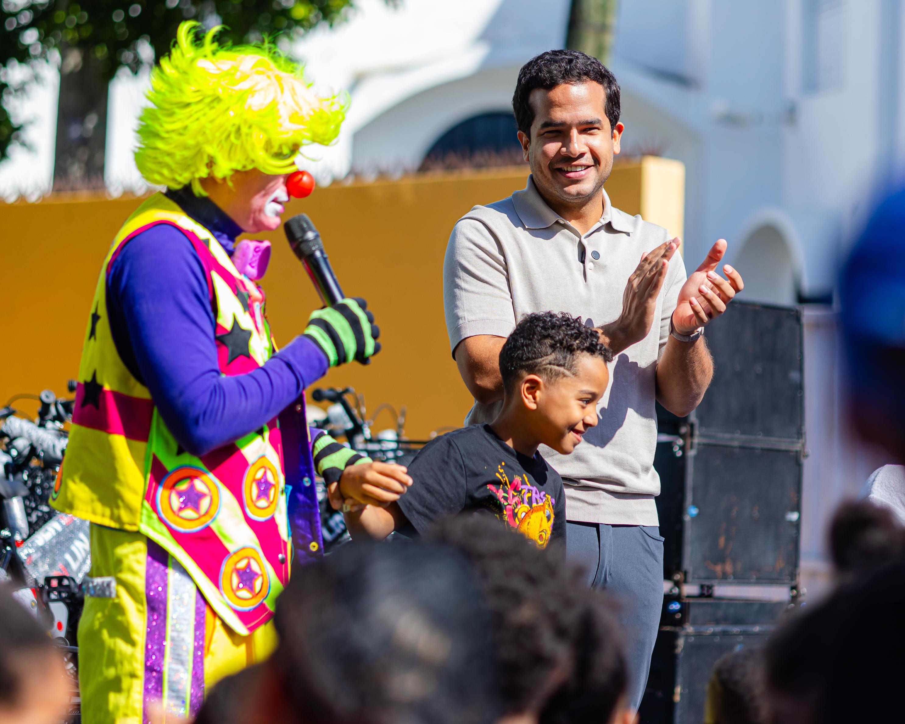 Omar Fern&aacute;ndez lleva felicidad y juguetes a ni&ntilde;os en d&iacute;a de Reyes
