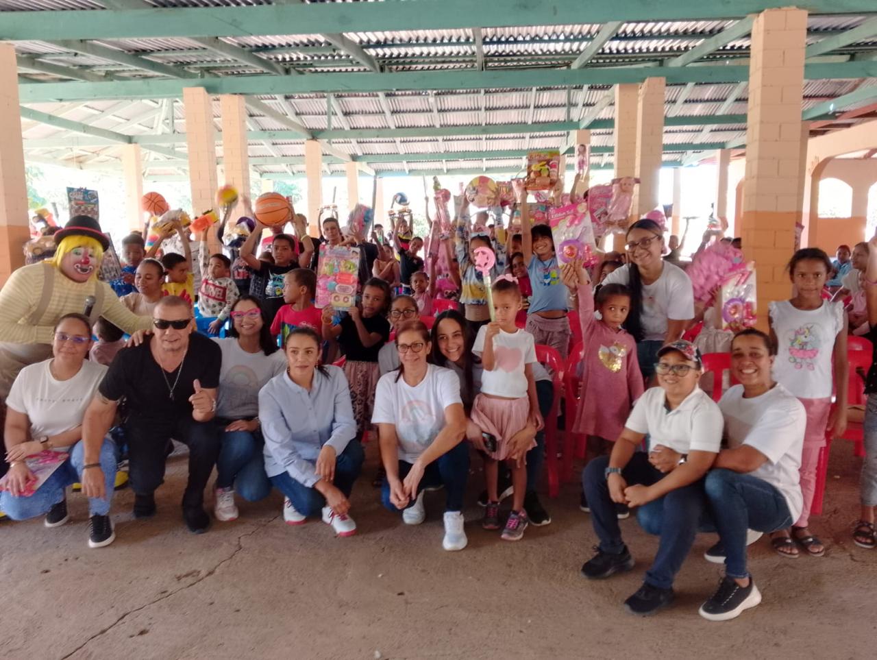 Huellas de Arcoiris lleva juguetes y sonrisas a ni&ntilde;os de Bani