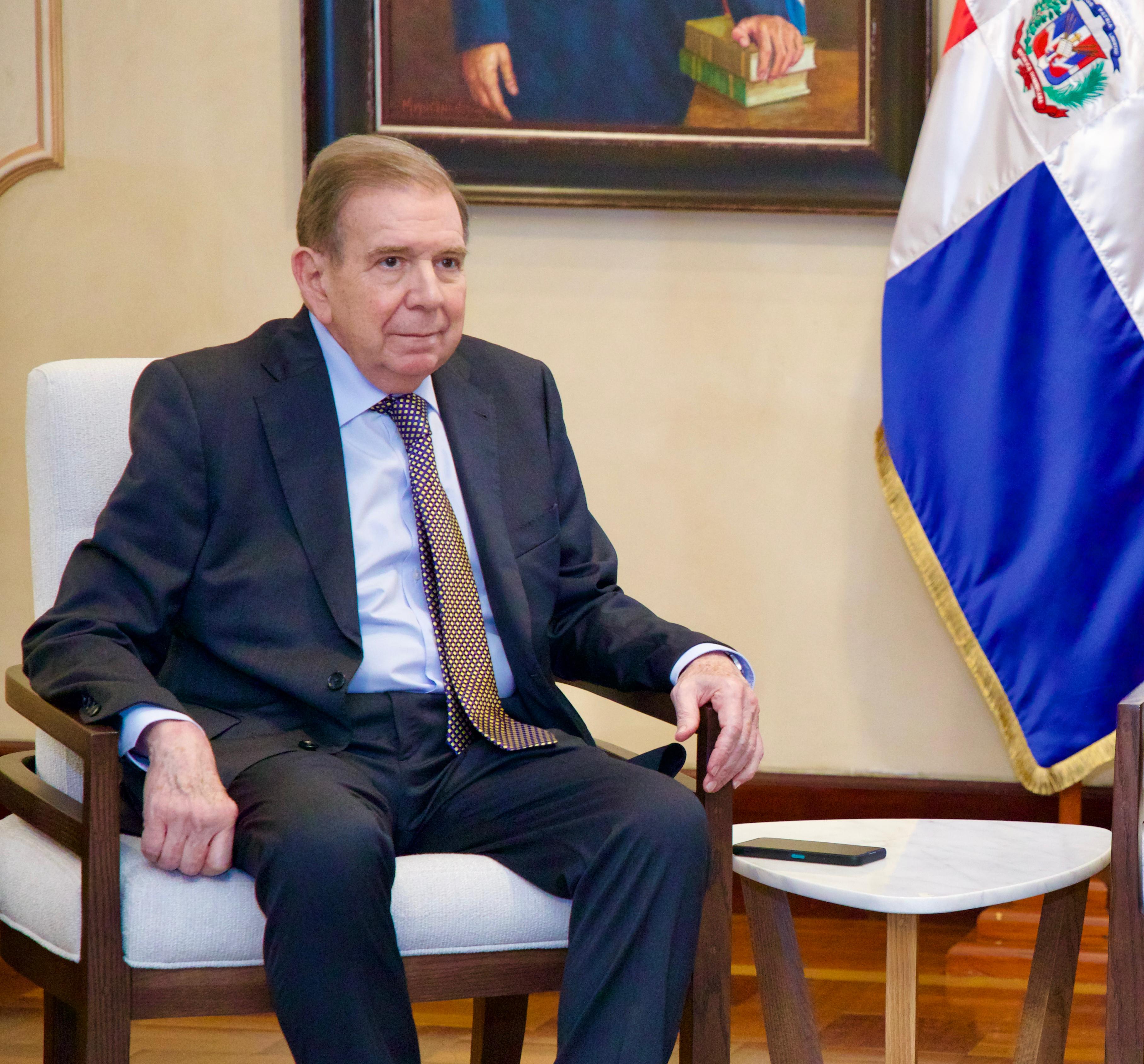 Edmundo Gonz&aacute;lez Urrutia llega al Palacio Nacional donde ser&aacute; recibido por el presidente Luis Abinader