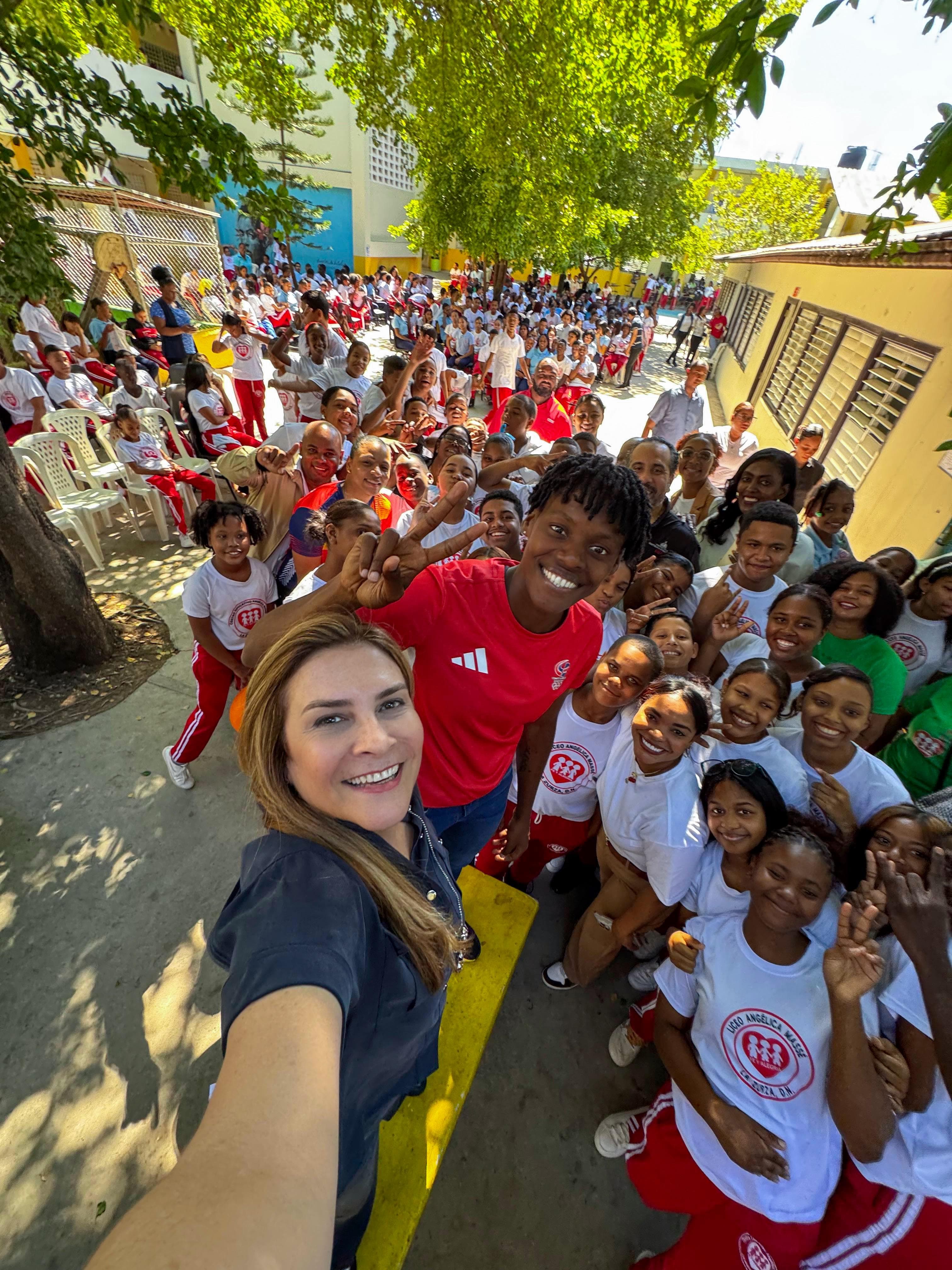 Alcaldesa Carolina Mejía celebra Día de la Juventud con estudiantes de La Zurza